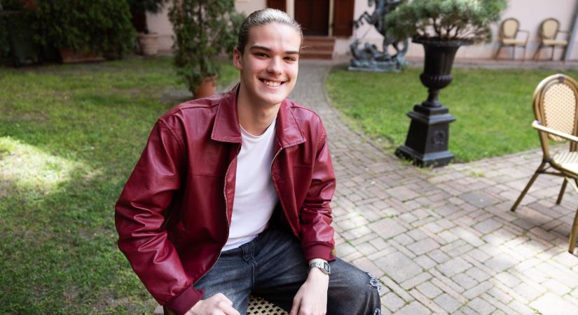 A Megasztár énekese, Bíró Csongor Vitéz elárulta, milyen üzenetekkel bombázzák a lányok naponta