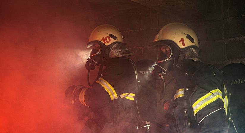 Mesterlövészeket is riasztottak egy égő lakóházhoz hajnalban Budapesten