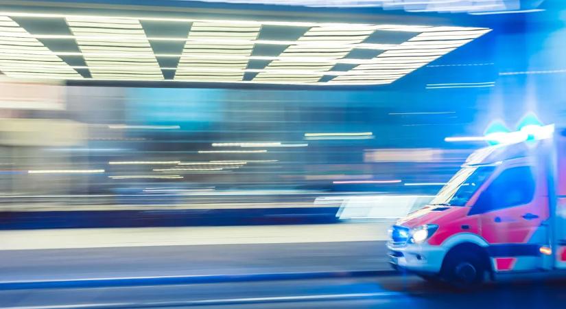 Élő adásban adagolta túl magát: Azonnal kórházba kellett szállítani az influenszert - videó