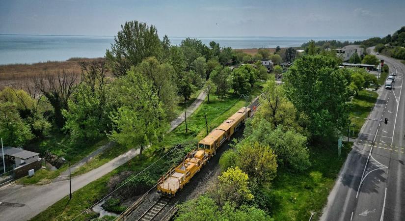 Bejelentés: elkészült a balatoni vasútvonal, komoly ígéretet tett a MÁV-vezér a nyári szezonra