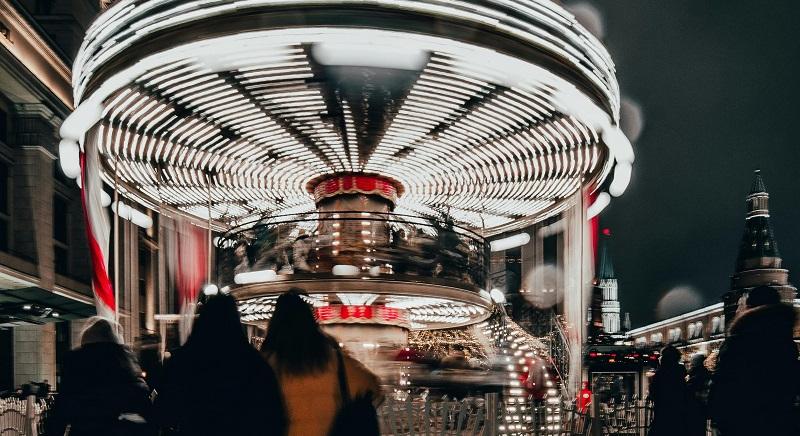 Meghibásodott a körhinta – 17 gyerek és fiatal 40 percre fejjel lefelé fenn rekedt (VIDEÓ)