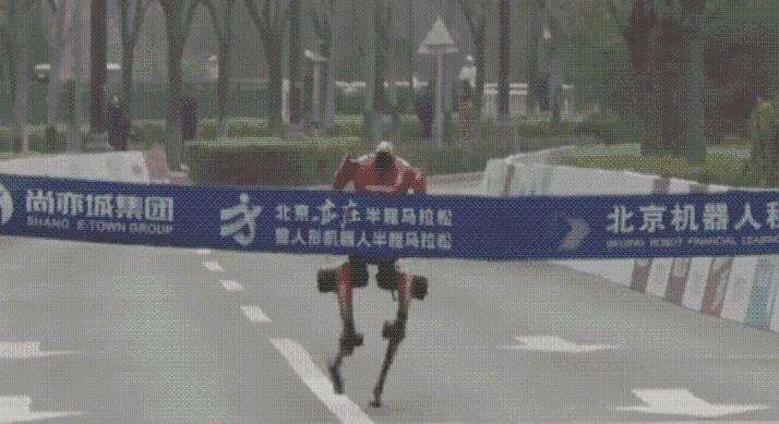 Humanoid robotok futottak a pekingi félmaratonon – Már az embereket is lehagyták