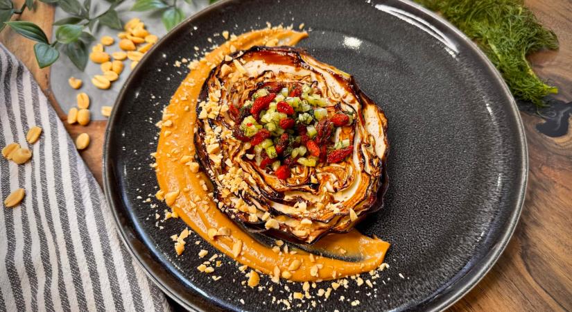 Sült káposztasteak mogyoróvajas krémmel – édeskésen karamellizált, finoman füstös fogás