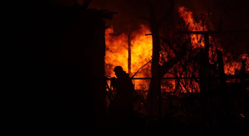 Lángokban áll az orosz olajfinomító – videó