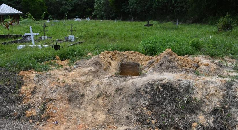 Megrázó: 50 csecsemő holtteste került elő egy tömegsírból – két embert már el is fogtak