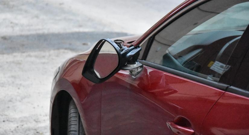 Valaki úgy ünnepelte a sikeres KRESZ-vizsgáját, hogy visszapillantó tükröket vert le parkoló autókról, milliós a kár – fotók
