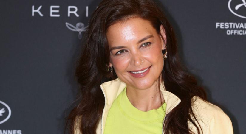 Ezt hívjuk mi igazi átalakításnak: Katie Holmes új frizurával jelent meg