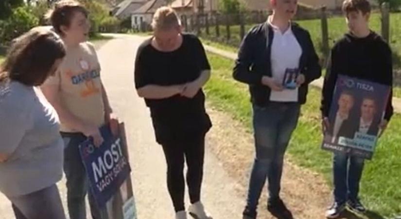 „Nem szállítok szemetet” – beszólt egy buszsofőr a Tisza-plakátokat hurcoló, propagandába ájult tizenéveseknek