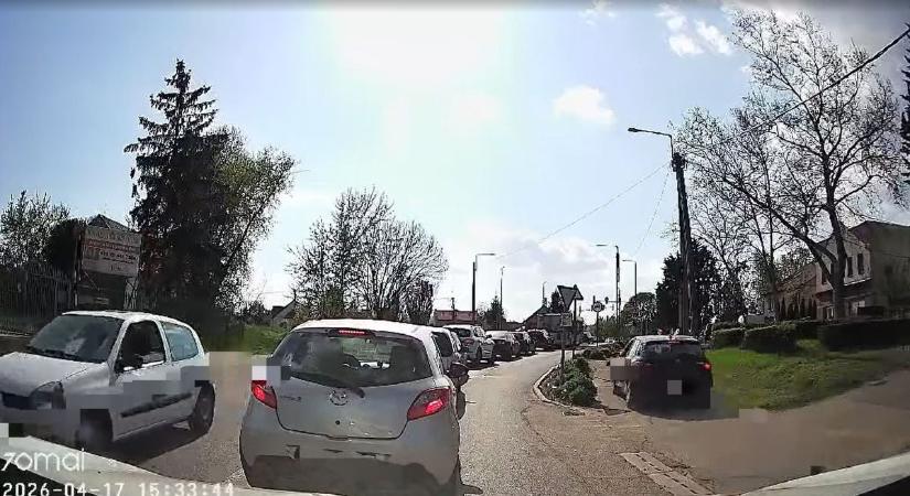 Videón az életveszélyes manőver - a járdán előzte a kocsisort egy autós Hajdú-Biharban