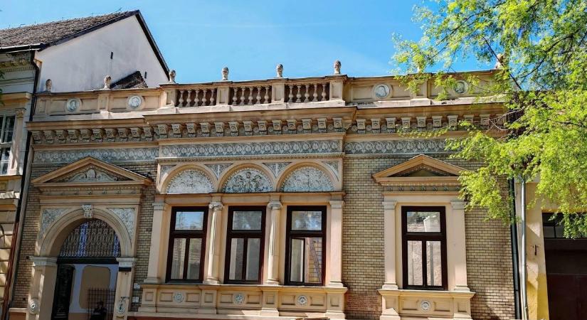Bontják a tetőt a szekszárdi Séner-házon – megújulhat a patinás épület?