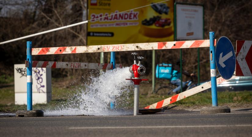 Rossz hír az autósoknak: négy sávot kell lezárni a Róbert Károly körúton egy csőtörés miatt