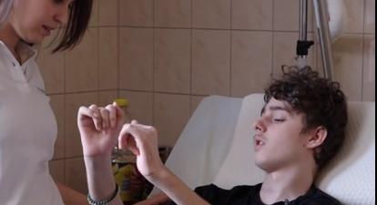 Egy balesetben sérült meg a tinédzser gerince: a beszédet is újra kellett tanulnia, szemegérrel kommunikált