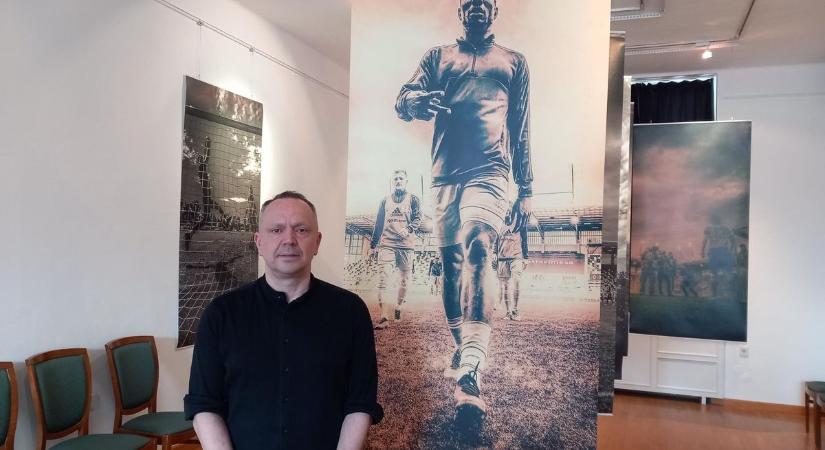 Lebegő történetek: megnyílt Hainer István fotográfus rendhagyó kiállítása