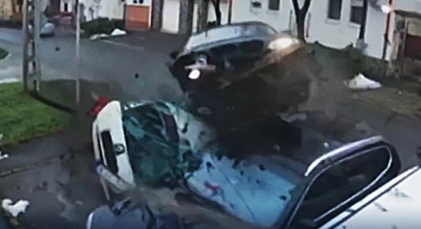 Brutális videó: előzés után, százzal csapódott a parkoló autókba a sofőr Gyöngyösön