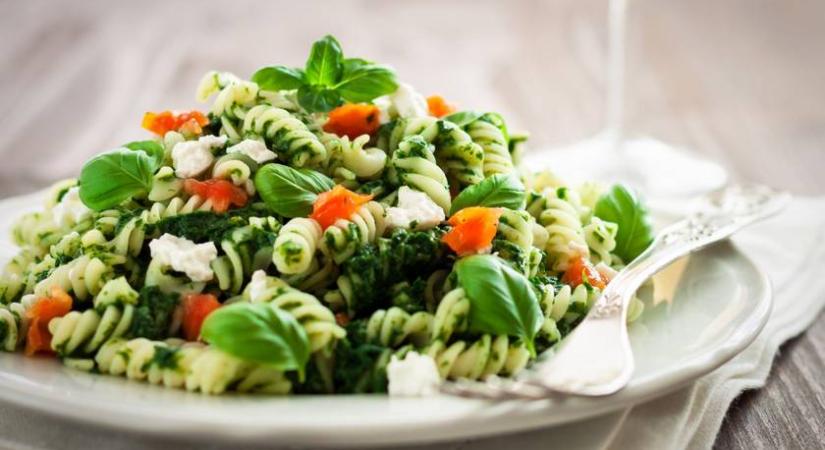 Könnyű tésztasaláta friss zöldekkel: hamisítatlan tavaszi recept