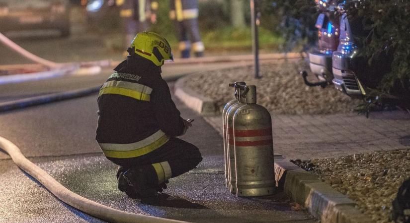 Felcsaptak a lángok Debrecenben, gázpalackokat is kellett menteni!