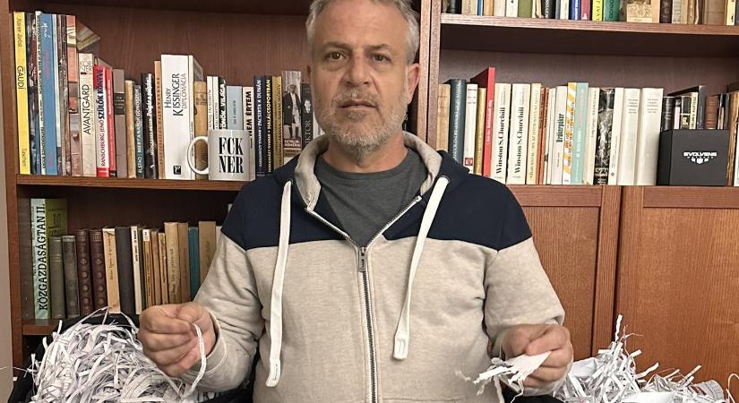 Gyűlnek a papírdarálékkal teli zsákok Juhász Péternél