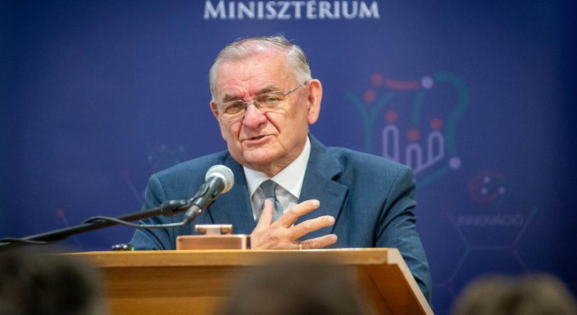 Újraválasztották Lezsák Sándort a Nemzeti Fórum elnökének