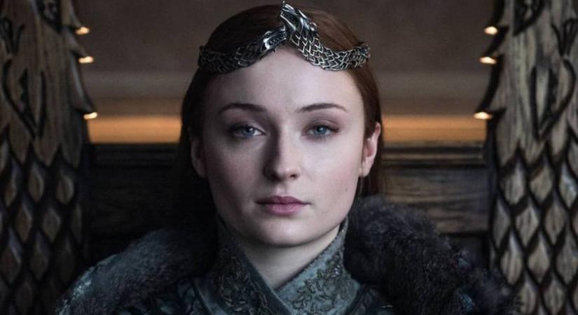 A Trónok harca Sansája így néz ki Lara Croft szerepében: nem ismerni fel a friss képen Sophie Turnert