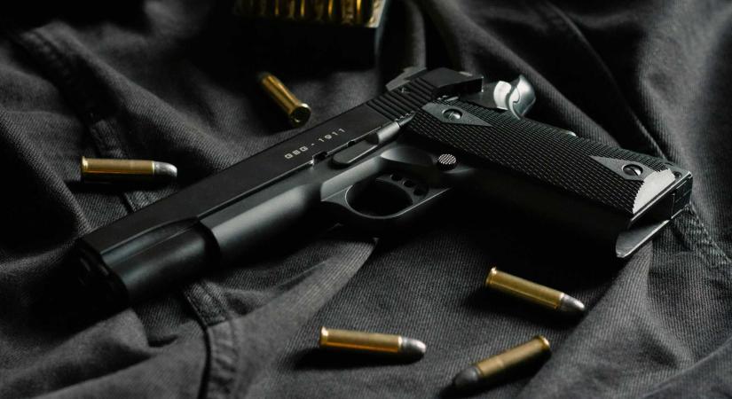 Pisztolyt árult a közösségi médiában egy nő