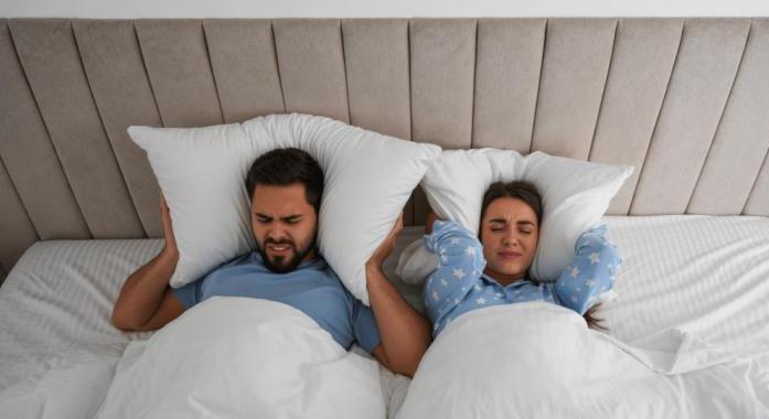 Külön alvás, tudatos kapcsolat – mit jelent valójában a „sleep divorce”?