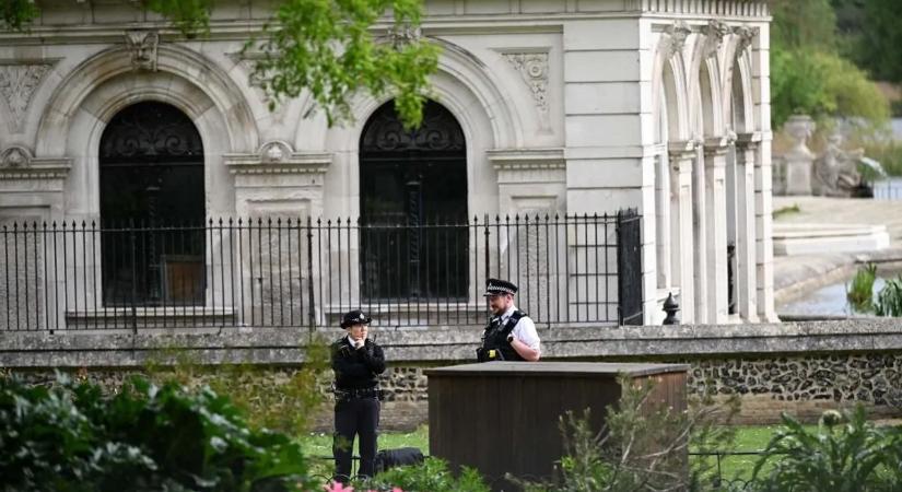 Fegyveres férfi próbált bejutni az izraeli nagykövetségre, a kerítésről húzták vissza a rendőrök – videó