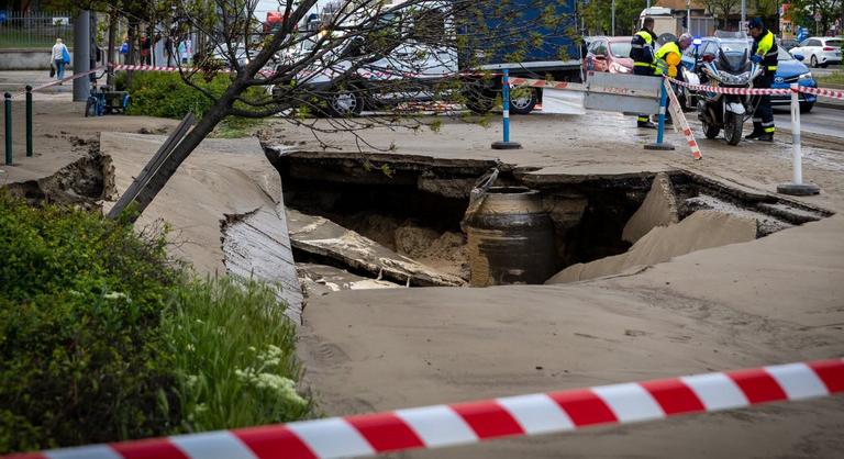 Beszakadt az út a Róbert Károly körúton