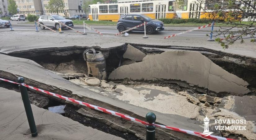 Csőtörés miatt beszakadt az út a Róbert Károly körúton