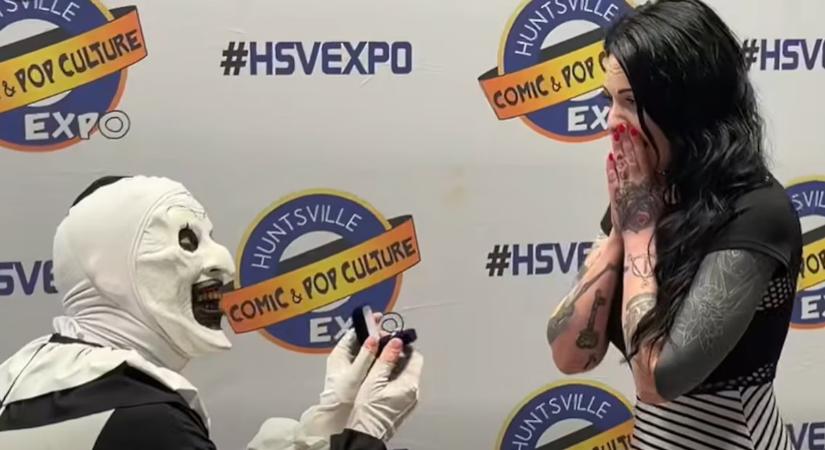 Hát lehet erre nemet mondani? A Terrifier sztárja a „munkaruhájában” kérte meg a barátnője kezét