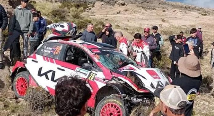 Sikoltozó nézők, levegőben pörgő autó, drámai pillanatok, halálos áldozat a raliversenyen! – videókon a tragikus események (18)