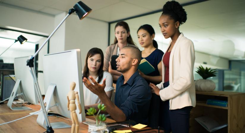 Súlyos bírságokat kockáztatnak a hazai cégek a külföldi munkavállalók vállalaton belüli áthelyezésével