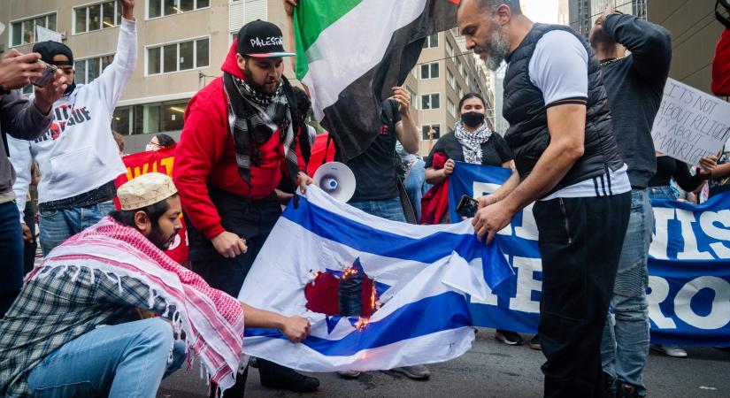 Tombol az antiszemita gyűlölethulám Nagy-Britanniában