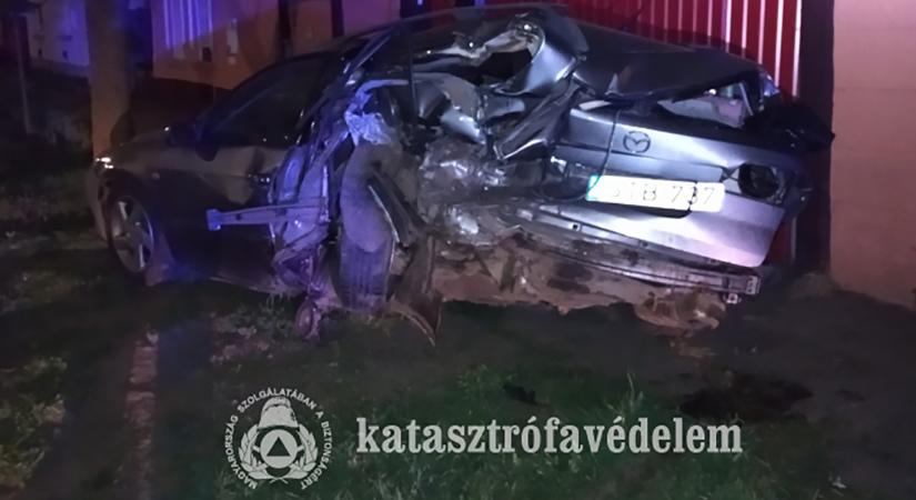 Csattanás a késő esti órákban: parkoló autónak rohant egy kocsi