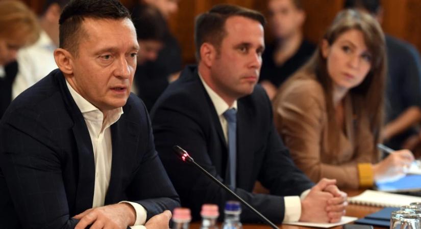 Rogánt cáfolják a nyilvánosságra került minisztériumi levelezések – így ugráltatták a tárcákat