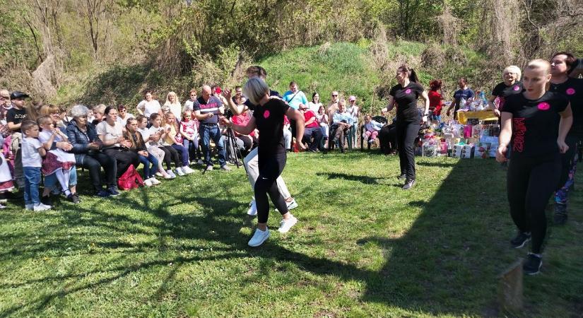 Fafesztivál szép erdei környezetben (videó)