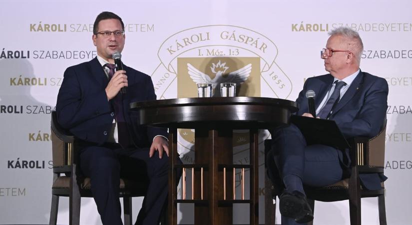 Bár csak 2027-ben indul a következő rektori ciklus, Sulyok Tamás újabb öt évre kinevezte Trócsányi Lászlót a Károli élére