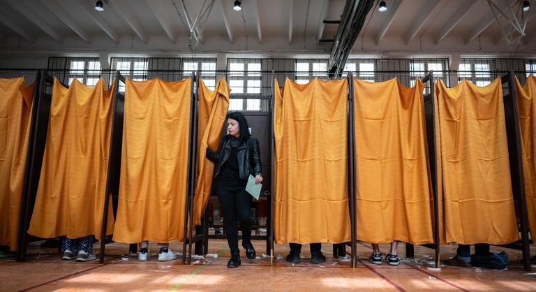 Civil jelentés szerint súlyos egyenlőtlenségek mellett zajlott a 2026-os választási kampány