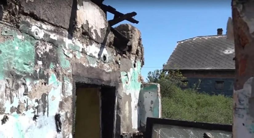 Rágyújtották az alvó gyerekekre a házat Karcagon: az ablakon át menekült a család