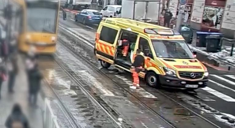 A zebrán gázolta el a figyelmetlen gyalogost a szirénázó mentő