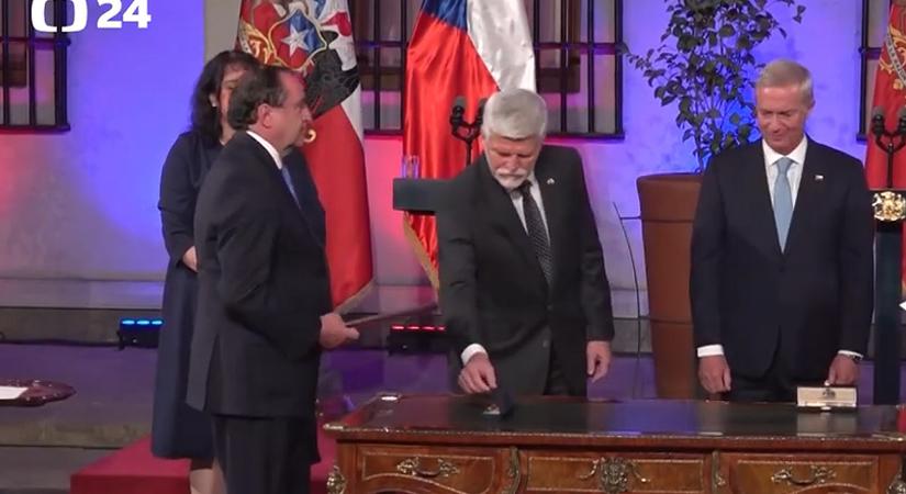 15 éve a cseh elnök lenyúlt egy drága tollat Chilében, most az utódja „visszaadta”