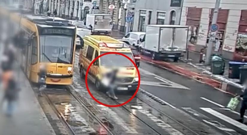 Videó: szirénázó mentőautó gázolta el az úttesten átszaladó gyalogost