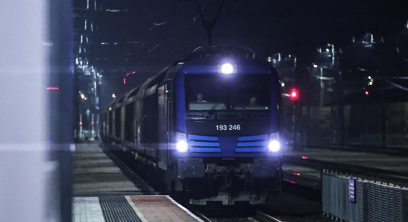 Hat tehervonat használja naponta az ezermilliárdból felújított Budapest-Belgrád vasútvonalat