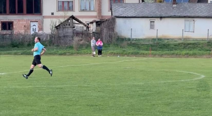 „Elszabadult a pokol” – ütések, fojtogatások, rúgások után megkergették a játékvezetőt a megye III-as rangadón