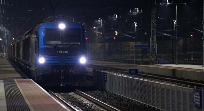 Átlagban négy óránként ment végig egy-egy vonat az ezermilliárdos szerbiai vasútvonalon