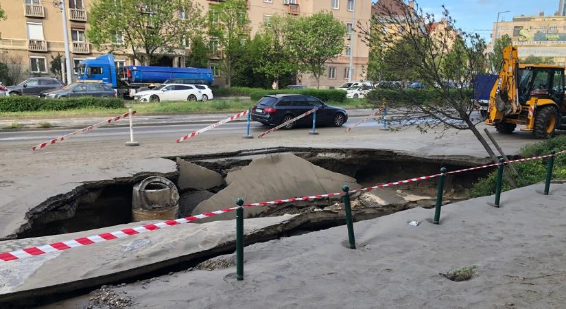 Megnyílt a pokol kapuja a Róbert Károly körúton - Így néz ki a csőtörés után az útszakasz - fotók