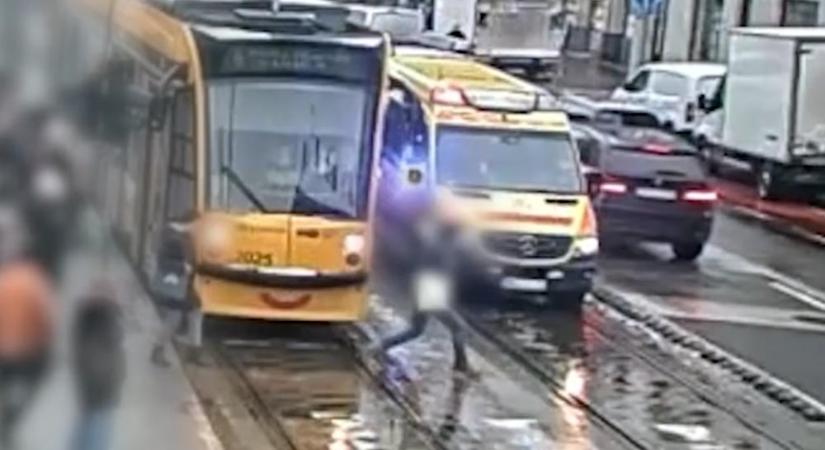 Videón, ahogy szirénázó mentő elé rohant egy gyalogos Budapesten