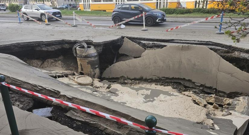 Csőtörés miatt beszakadt az úttest hétfő reggel a Róbert Károly körúton