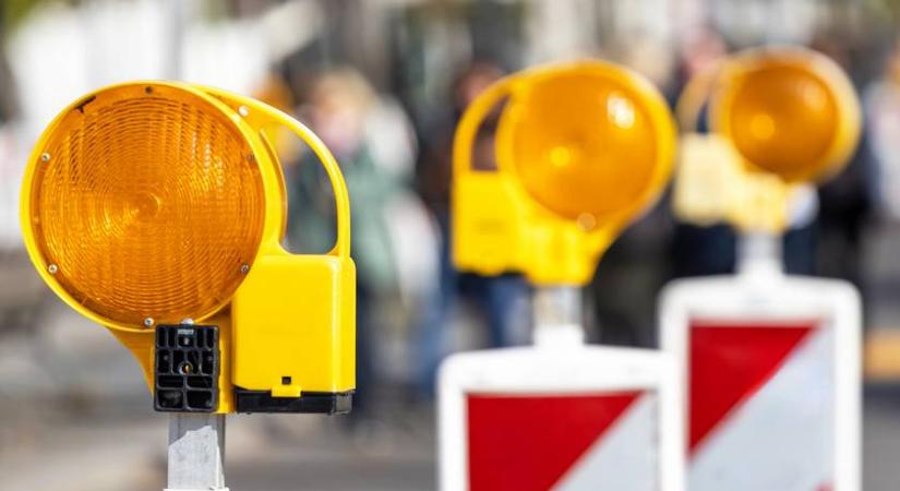 Brutális lyuk tátong a Róbert Károly körúton - 2 sávot lezártak csőtörés miatt