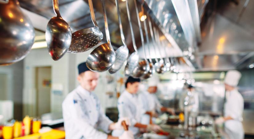 Penész, kosz, lejárt ételek: lecsapott a hatóság a vendéglátóhelyekre