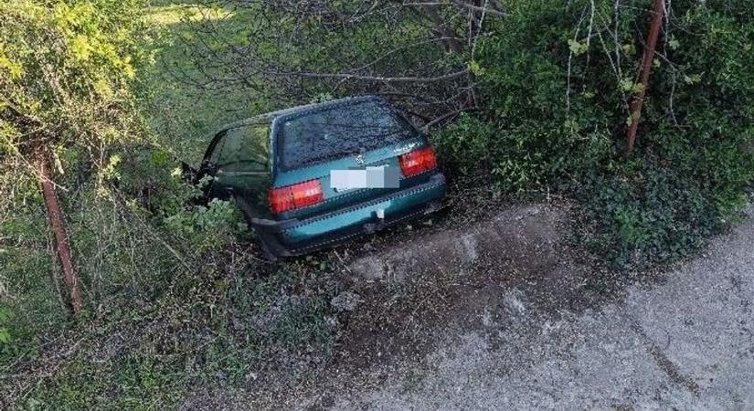 Súlyos baleset a Csillám dűlőben: partoldalon ugratott le egy Volkswagen